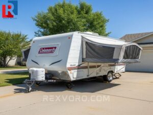 coleman-trailer-tent-plegada-en-una-entrada-de-auto-soleada-lista-para-remolcar