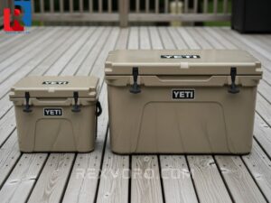 comparacion-de-tamano-de-las-neveras-yeti-tundra-45-y-tundra-65-en-una-terraza-de-madera