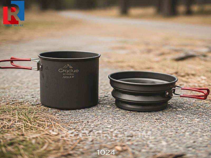 comparison-demonstrating-the-superior-space-efficiency-of-a-collapsed-folding-camping-pot-versus-a-rigid-metal-pot-emphasizing-the-benefit-for-minimalist-camping