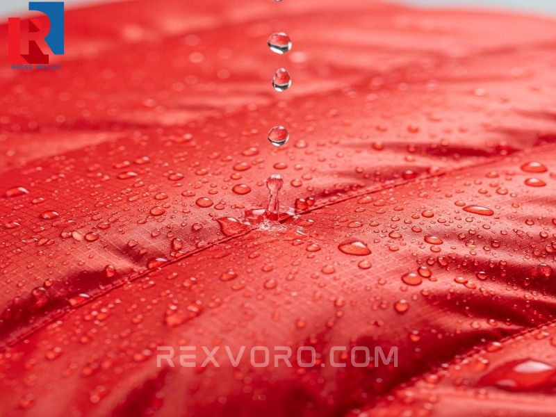 czerwony-spiwor-z-powoka-dwr-na-ktorym-kropelki-wody-perliscie-spywaja