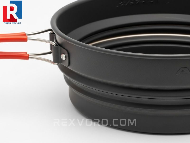 detailed-technical-view-of-a-hybrid-folding-camping-pot-illustrating-the-durable-metal-base-and-collapsible-silicone-walls-for-backcountry-cooking