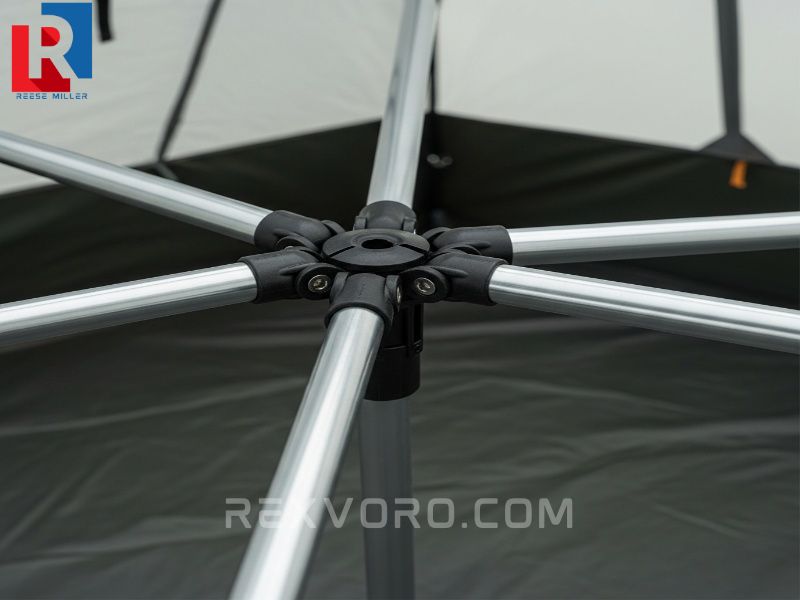 detailed-view-of-the-hub-system-on-an-8-person-instant-tent-highlighting-the-quick-setup-technology