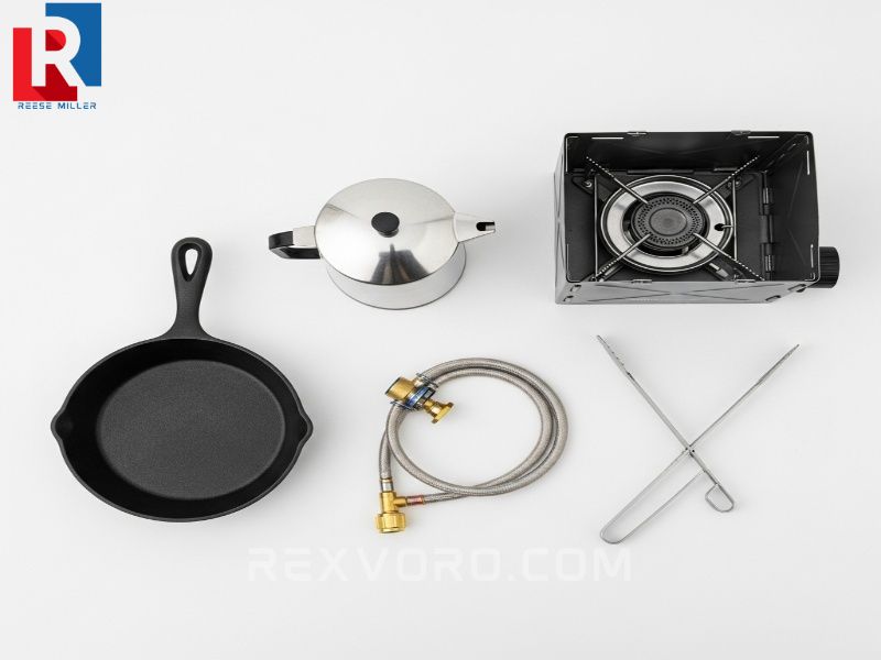 menaje-de-cocina-esencial-para-acampar-sarten-de-hierro-fundido-cafetera-manguera-adaptadora-y-pinzas