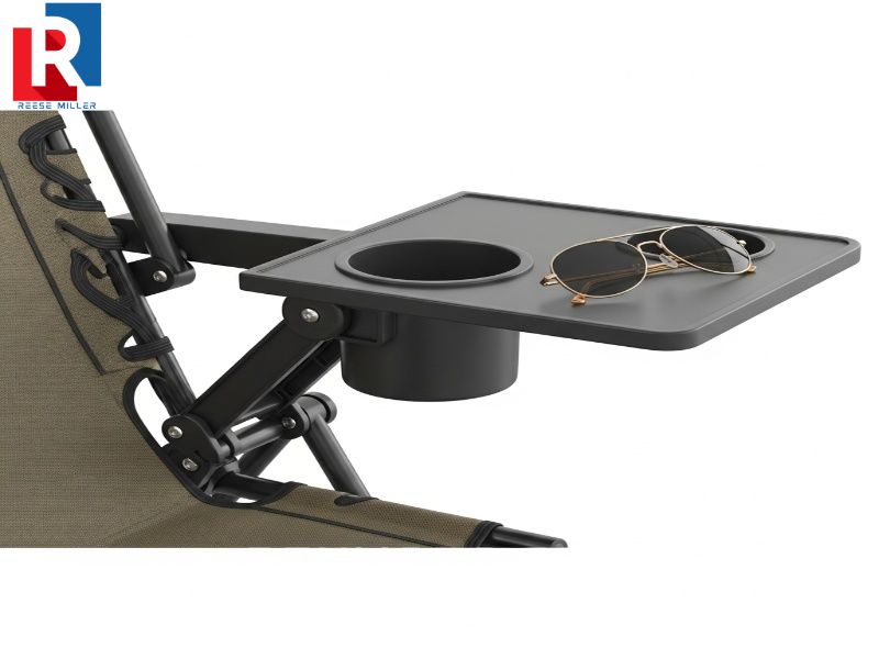 mesa-lateral-de-silla-portatil-con-portavasos-profundo-y-gafas-de-sol-mostrando-bisagras-resistentes