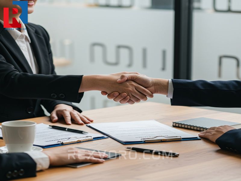 negotiating-a-forward-contract-for-good-bulk-coffee-supply-showing-cost-stability-and-long-term-partnership