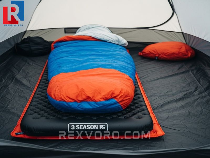 saco-de-dormir-de-3-estaciones-sobre-colchoneta-aislante-dentro-de-una-tienda-de-campana