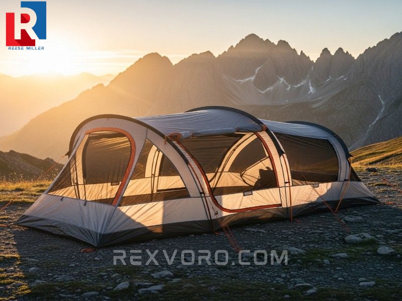 tienda-de-campana-moderna-gris-y-naranja-desplegada-en-un-paisaje-montanoso-al-amanecer