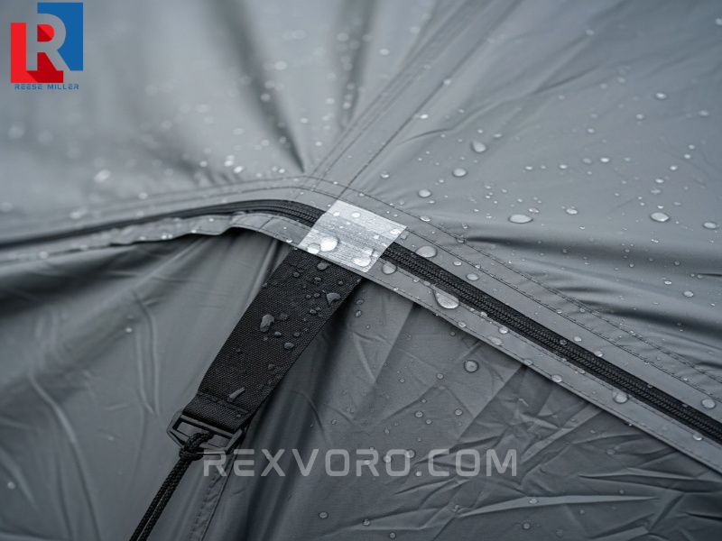 tkanina-tropiku-namiotu-z-uszczelnionymi-szwami-na-ktorej-woda-skutecznie-perli